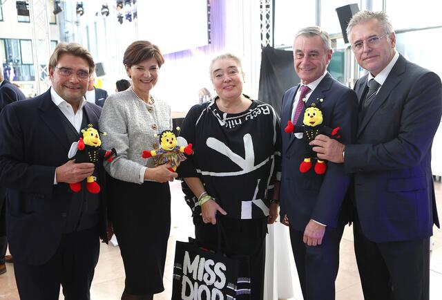 Karl Egger (Ke Kelit), RLB OÖ-Generaldirektor-Stv. und CMO Michaela Keplinger-Mitterlehner, Kristine Egger (Ke Kelit), RLB OÖ-Generaldirektor und CEO Heinrich Schaller, HABAU-Gesellschafter Peter Halatschek. | Foto: RLB OÖ/Maringer