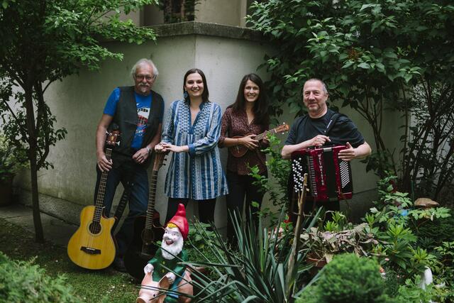 Die vier Musiker spielen und singen die Lieder von Georg Danzer im "Tschocherl". | Foto: Sophia Aigner