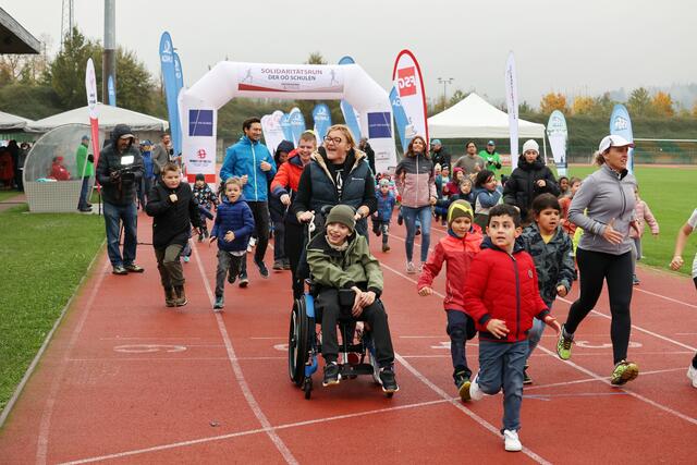 Rund 800 Kinder mit oder ohne Beeinträchtigung sowie Lehrer und Betreuuer sind zum ersten Solidaritäts-Run in Vöcklabruck gekommen.  | Foto: Helmut Klein