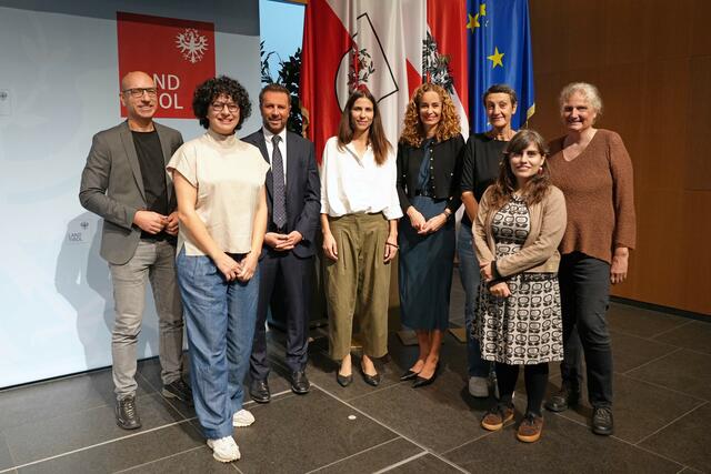 V. li.: Wolfgang Andexlinger (Leiter des Innsbrucker Amtes für Stadtplanung, Mobilität und Integration), Niloufar Tajeri (Architektin und Forscherin), LHStv Georg Dornauer, Janine Bex (Stadträtin Innsbruck), LRin Eva Pawlata, Florina Platzer, Rocío del Río Lorenzo (beide maiz - Autonomes Zentrum von und für Migrantinnen) und Heide Studer (Landschaftsplanerin, Sozialanthropologin und Teilhaberin des Büros tilia). | Foto: © Land Tirol/Dorfmann