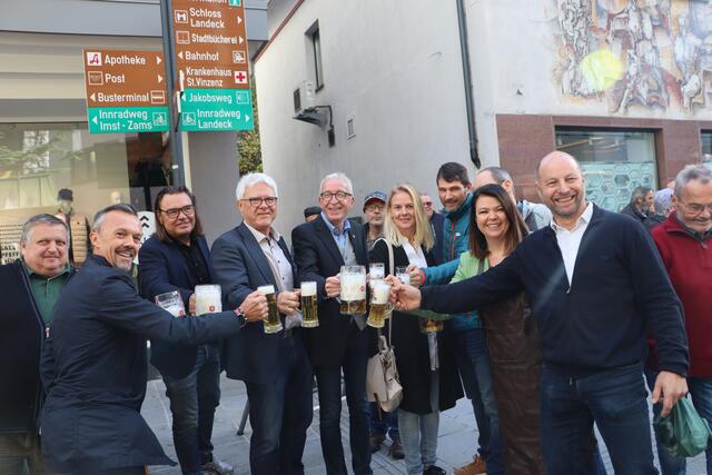 Ein Prosit auf den Geburtstag des Frischemarktes Landeck. | Foto: Seelos