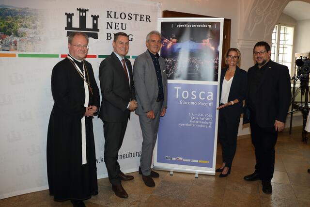 Am 25. Oktober präsentierte Bürgermeister Christoph Kaufmann und Kulturstadträtin Katharina Danninger den neuen Intendanten der operklosterneuburg. Hausherr Propst Anton Höslinger (ganz links) freut sich als Hausherr auf die Zusammenarbeit, ebenso wie Kulturamtsleiter Franz Brenner. | Foto: Seebacher