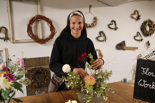 Aus Gartenblumen kreiert Brigitte Dörner Kränze und Gestecke.
