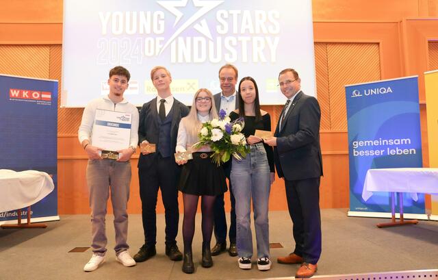 Geehrten Lehrlingen: Jan Stiegler Posch (ALU-SOMMER GmbH), Erik Herzog (Vossen GmbH &amp; Co.KG), Laura Szauer (ALU-SOMMER GmbH), Spartenobmann Christoph Blum, Lisa Grain (Vossen GmbH &amp; Co.KG)  und Wirtschaftskammerpräsident Andreas Wirth | Foto: WKB