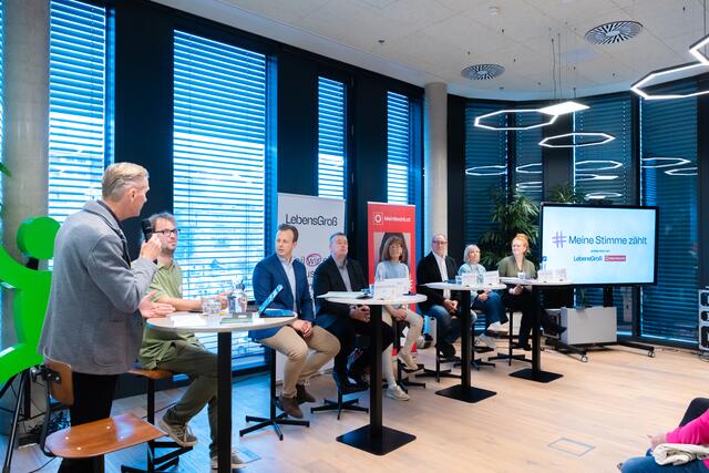 Durch die Debatte führte das Moderatoren-Duo Oliver Zeisberger und Lukas Kupfersberger (li.). | Foto: Konstantinov