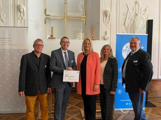 Christoph Amann (e7), Bürgermeister Markus Vogl, Stadträtin Katrin Auer, Doris Edtmayer und Roland Raab (beide Stadt Steyr) präsentieren die Plakette (v. li.). | Foto: Magistrat Steyr