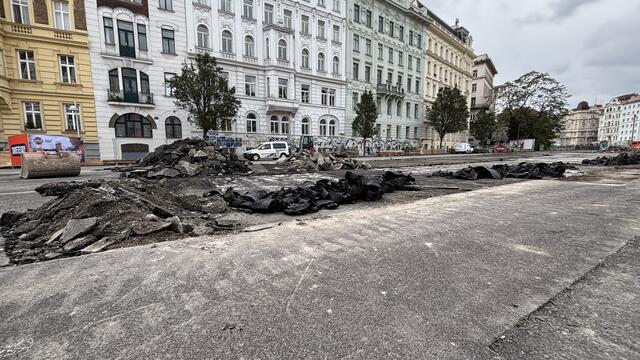Die Bauarbeiten für die Umgestaltung des Naschmarkt-Parkplatzes haben am Donnerstag begonnen.  | Foto: Andreas Pölzl/MeinBezirk