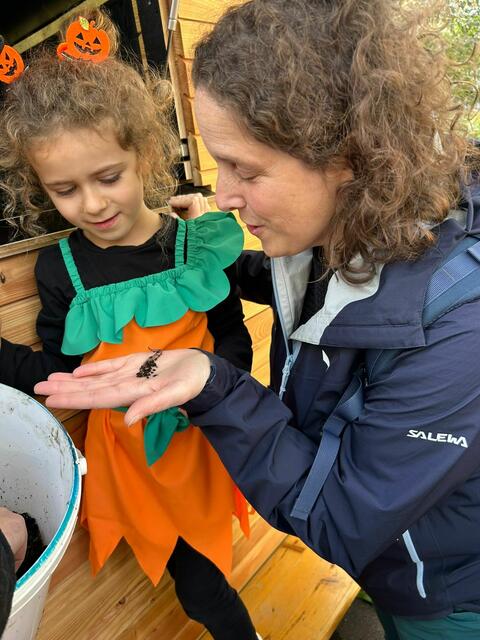 "Regenwürmer fühlen sich samtig an", so Lanea. | Foto: Waiglein-Wirth