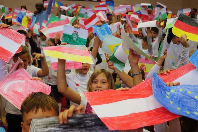 Die Kinder verdeutlichten mit ihren bunt bemalten Flaggen, dass es viele Hautfarben gibt, aber nur eine Menschheit. | Foto: Edith Ertl