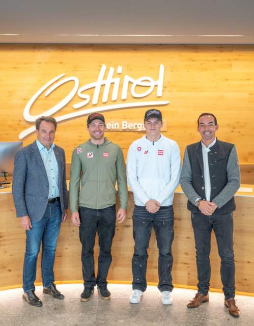 Die ÖSV Athleten Kilian Pramstaller und Nicolas Tabernig flankiert von TVB Osttirol Obmann Franz Theurl und Vorstand Thomas Winkler. | Foto: Peter Maier