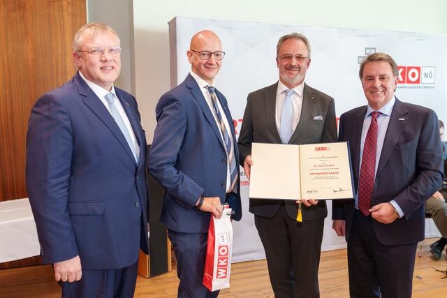 WKNÖ-Spartengeschäftsführer Rudolf Klopsch (Bank und Versicherung), WKNÖ-Direktor Johannes Schedlbauer, Peter Prober und WKNÖ-Präsident Wolfgang Ecker. | Foto: Josef Bollwein