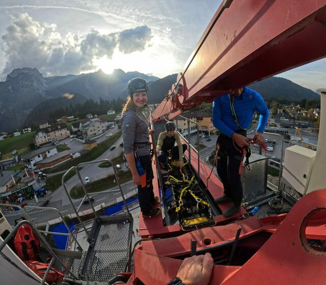 Das Team der Bergrettung musste zuerst eine „behelfsmäßige Bergetechnik“ anwenden, um die Verletzte in die richtige Position zu bringen.  | Foto: Bergrettung Abtenau/Christoph Lindenthaler