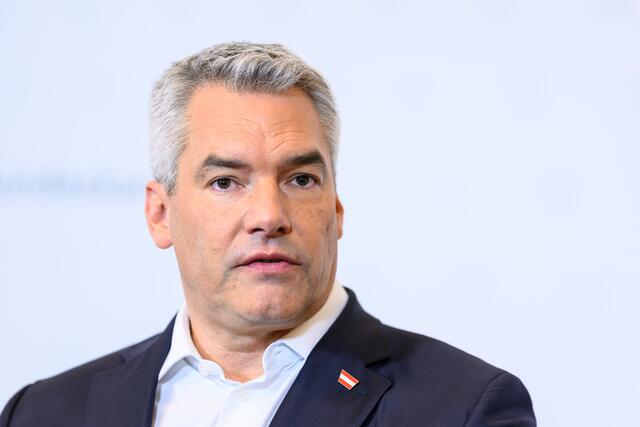 Am Freitag fand das erste Sondierungsgepräch zwischen ÖVP und SPÖ statt. Während sich SPÖ-Chef Andreas Babler danach zuversichtlich zeigte, sprach Karl Nehammer (ÖVP) noch von einem "langen und steinigen" Weg.  | Foto:  MAX SLOVENCIK / APA / picturedesk.com 