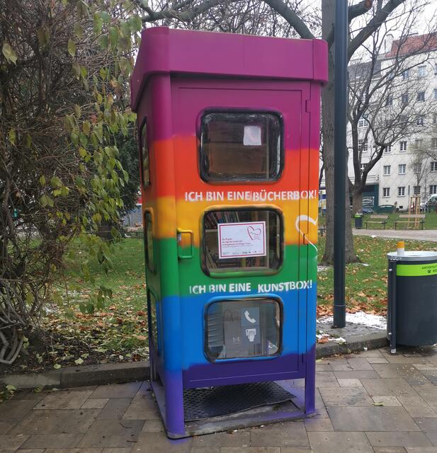 Die beliebte Bücherbox am Kardinal-Nagl-Park hat wieder viele Bücher zum Tauschen. | Foto: Foto: CulturaLatina
