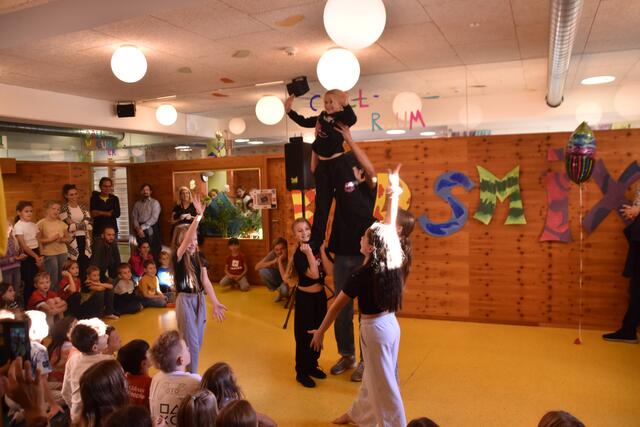 Showeinlage zur Eröffnung: Mit ihren einstudierten Tänzen sorgten die Kinder für Begeisterung bei den Gästen. | Foto: Kendlbacher
