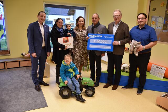 Die Sparkasse Haugsdorf sponserte einen großen Betrag für die Tagesbetreuungseinrichtung. | Foto: Alexandra Goll