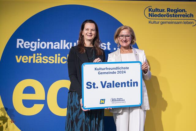 Kerstin Suchan-Mayr mit Landeshauptfrau Johanna Mikl-Leitner. | Foto: Daniela Matejschek