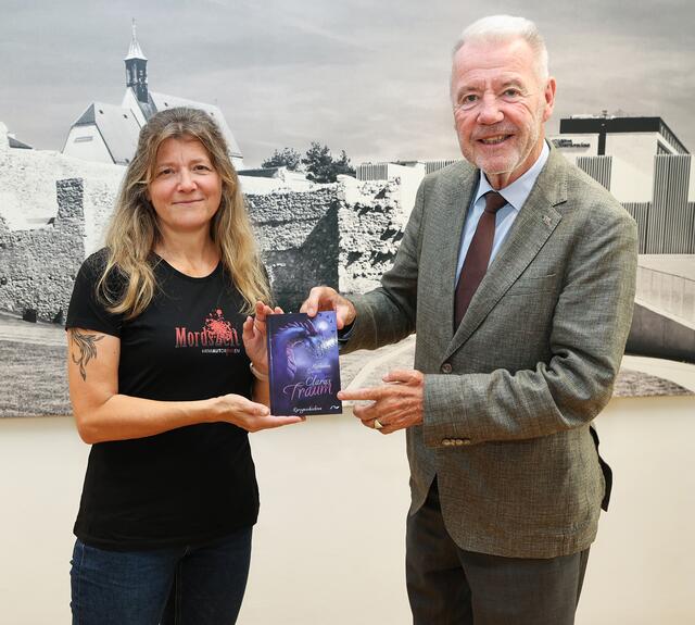 Autorin Katharina Durrani und Bürgermeister Klaus Schneeberger. | Foto: Stadt Wiener Neustadt/Weller