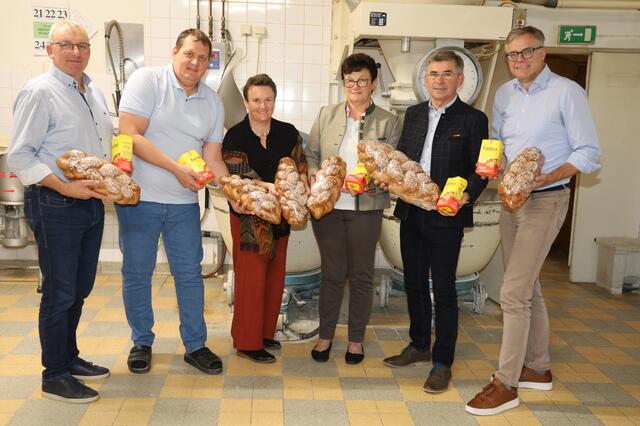 Bäckermeister Kurt Strohmaier (2.v.l.) und Regionsvorsitzender Franz Fartek (2.v.r.), er ist auch Sprecher der Vulkanlandweizenbauern, stellten in St. Stefan den Allerheiligenstriezel, das Brauchtum drum herum und die wirtschaftliche Bedeutung für die Region vor. | Foto: MeinBezirk