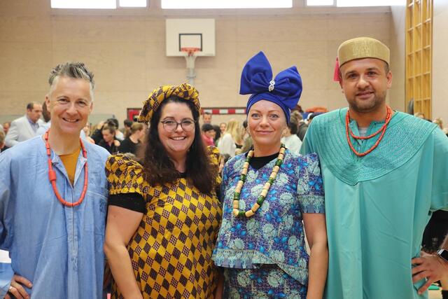 Höhepunkt war eine steirisch-afrikanische Modeschau, an der auch Eltern teilnahmen. Wolfgang, Romana, Milada und Michael aus Fernitz-Mellach sind Eltern von Volksschulkindern und schlüpften für die Schau in afrikanische Trachten. | Foto: Edith Ertl
