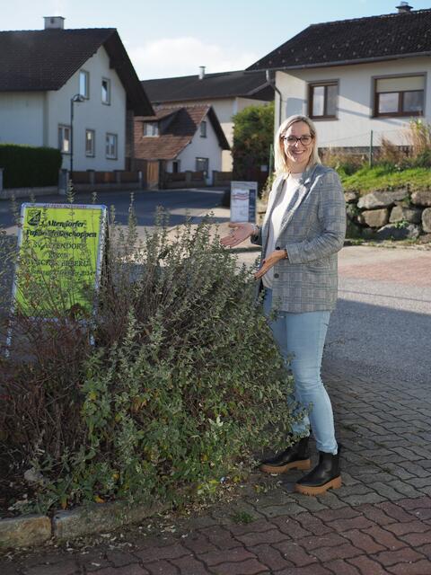 Ulrike Trybus bei einem "Ohrwaschl" im Ortsgebiet, das künftig mit trockenheit-verträglichen Pflanzen bestückt werden soll. | Foto: Santrucek