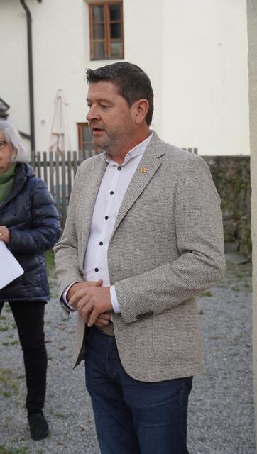 Bürgermeister Hannes Rainer wandte sich mit Grußworten an die Anwesenden.  | Foto: Johannes Brandner