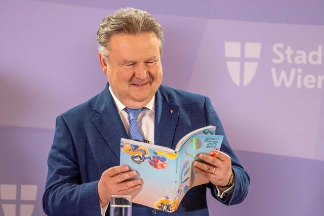 Bürgermeister Michael Ludwig (SPÖ) erhielt die erste Ausgabe des Programmheftes zum Johann Strauss Festjahr 2025. | Foto: Michael Indra / SEPA.Media / picturedesk.com