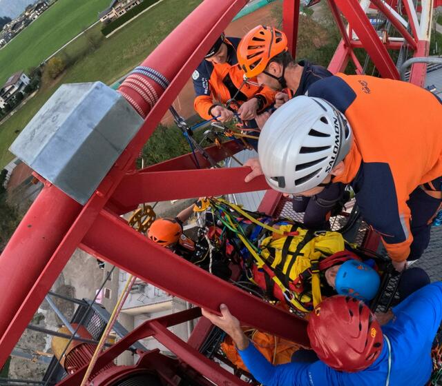 Die besondere Herausforderung bestand darin, dass der ideale Abseilpunkt am untersten Teil des Kranauslegers lag.  | Foto: Bergrettung Abtenau/Christoph Lindenthaler