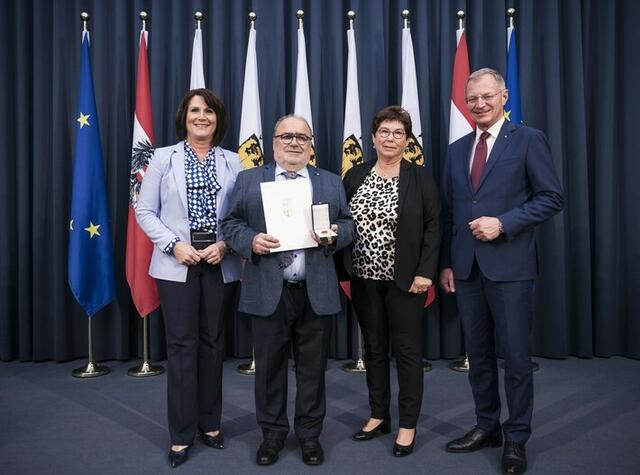 Zweite Landtagspräsidentin Sabine Binder (FPÖ), Ernst Hörmandinger, Elfriede Hörmandinger und Landeshauptmann Thommas Stelzer (ÖVP) bei der Ehrung. | Foto: FPÖ GR/EF