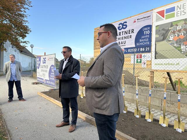 Bürgermeister Michael Schmidt und Bernd Gerdenitsch, Geschäftsführer Neue Eisenstädter, waren erfreut ob des Baubeginns. | Foto: Christina Haller