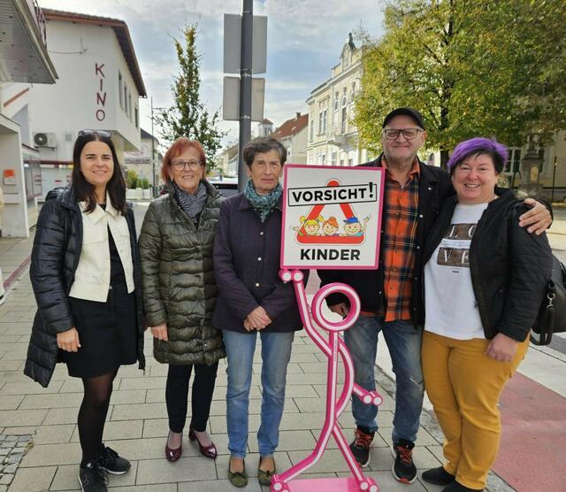 Mitglieder des Verschönerungsvereins Oberpullendorf, darunter Eva Maria Kneisz, Gerlinde Heger, Helene Koth, Laci Horvath und Vizebürgermeisterin Tina Köppel, die stolz auf das Ergebnis ihrer Initiative blicken. 