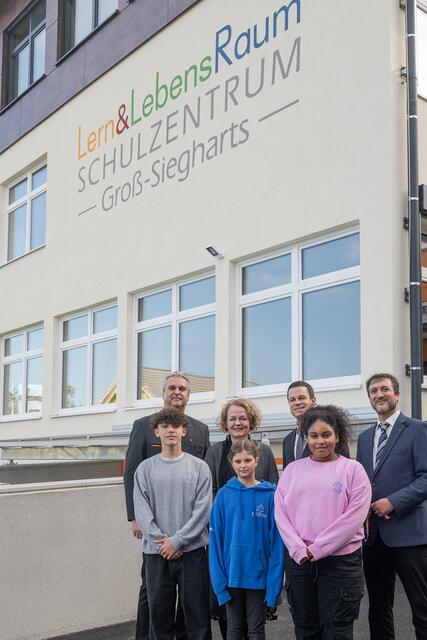 Bürgermeister Ulrich Achleitner, Bildungs-Landesrätin Christiane Teschl-Hofmeister, Bildungsdirektor Karl Fritthum, Schulleiter Michael Steinböck mit den Schülern Alessandro Brumbach, Natalia Pfeifer und Emely Abdul-Lateef (v.l.) | Foto: Gernot Blieberger