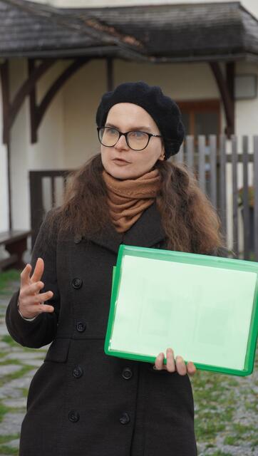 Lisa Maria Hofer sprach über das Schloss Hartheim und seine Rolle im zweiten Weltkrieg.  | Foto: Johannes Brandner