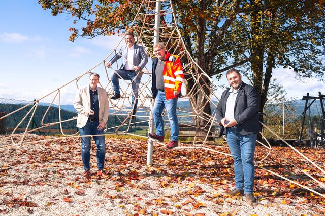Vizebürgermeister Peter Wedenig, Bürgermeister Markus Lakounigg, Gemeinderat Günter Hanin und Stadtrat Stefan Riepl (von links) beim Lokalaugenschein | Foto: SPÖ Völkermarkt