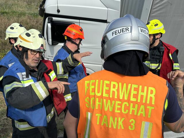 Vorab gab es eine genaue Lagebesprechung. | Foto: FF Schwechat