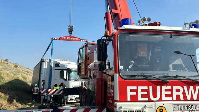 Das verunfallte Fahrzeug konnte Selbständig zur nahegelegenen Raststation fahren. | Foto: FF Schwechat