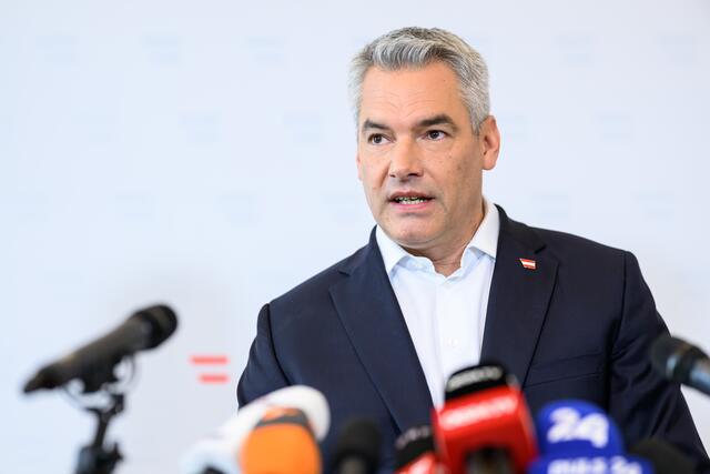 Für Nehammer ist diese Demonstration "ein Schlag ins Gesicht" des Rechtsstaates und vor allen der Angehörigen der Opfer der Pogrome. | Foto: MAX SLOVENCIK/APA/picturedesk.com