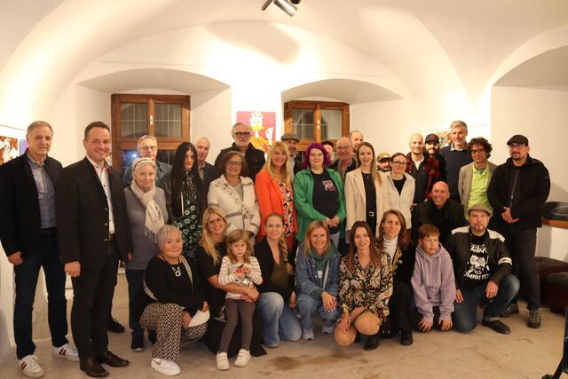 Die ausstellenden Künstlerinnen und Künstler mit Bgm. Daniel Patscheider, Vizebürgermeister Norbert Burtscher und den Vereinsobleuten Christoph Mathoy und Gü Patscheider.  | Foto: Elisabeth Zangerl