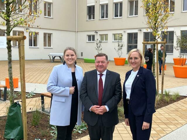 Helene Silberschneider, Lehrerin an der MS Gleinstätten, mit Bildungslandesrat Werner Amon und Bgm. Elke Halbwirth | Foto: Gemeinde Gleinstätten