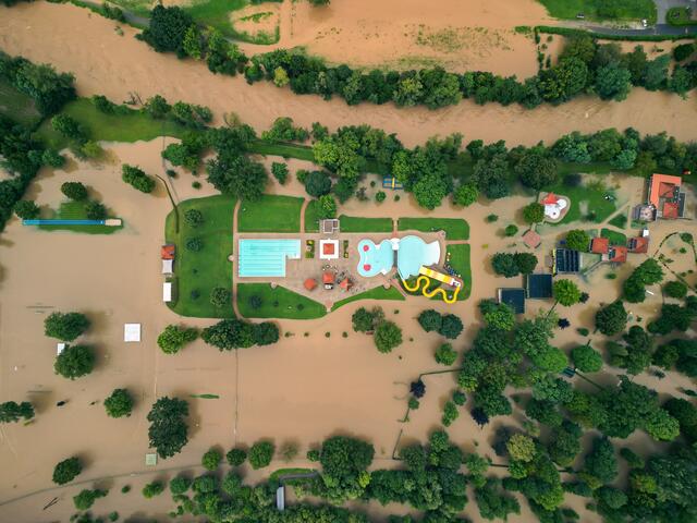 Ein trauriger Anblick: Das Städtische Bad in Leibnitz wurde komplett überflutet. Es kann heuer nicht mehr geöffnet werden. Auch der Campingplatz bleibt notgedrungen gesperrt. | Foto: Kevin Harkam