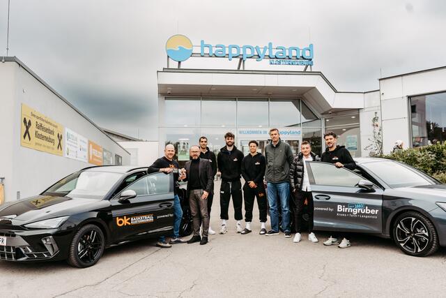 Die Kosterneuburger Basketballer durften kürzlich zwei brandneue Fahrzeuge der Marke Cupra übernehmen, die natürlich mit dem BK-Logo auffällig beklebt sind.

 | Foto: Verena Maurer