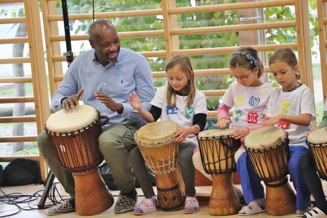 Trommeln mit Fred Ohenhen machte den 150 Kindern der VS Fernitz viel Spaß. | Foto: Edith Ertl