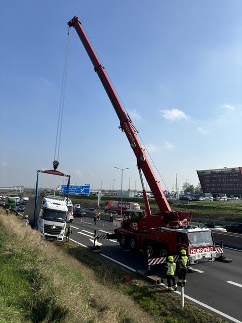 Für die Bergung wurde die Autobahn komplett gesperrt. | Foto: FF Schwechat