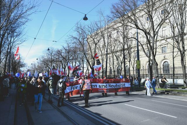 Die Protestler fordern den Rücktritt von Nehammer und Bundespräsident Alexander Van der Bellen und "Neuwahlen für die Freiheit". (Archiv) | Foto: Max Slovencik / EXPA / picturedesk.com