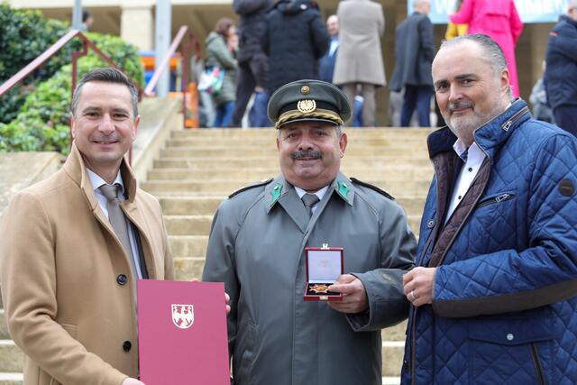 Landeshauptmann Hans Peter Doskozil (rechts) und Landtagspräsident Robert Hergovich zeichneten Oberst Hans Miertl, den langjährigen Leiter der Militärmusik Burgenland, mit dem Großen Goldenen Ehrenzeichen des Landes Burgenland aus. | Foto: Landesmedienservice