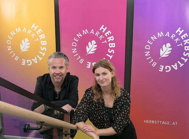 Intendant Michael Garschall und Produktionsleiterin Marie-Rose Ströbinger bieten die Möglichkeit für einen Besuch von 'Frau Holle' im eigenen 'Wohnzimmer' | Foto: Gerlinde Siebenhandl