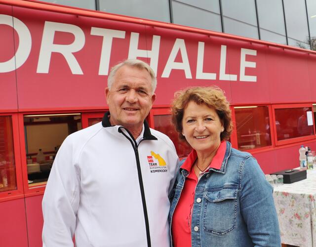 Kalsdorfs Bgm. Manfred Komericky freute sich, dass LR Ursula Lackner am Nationalfeiertag mit den Kalsdorfern wanderte.  | Foto: Edith Ertl
