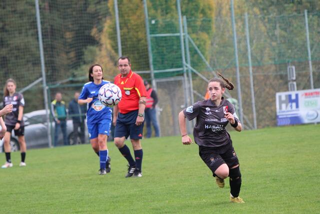 Quirlig, schussstark, technisch versiert: Die Teenagerin Miray Dedecan ist kaum zu stoppen. | Foto: MeinBezirk Perg/Köck