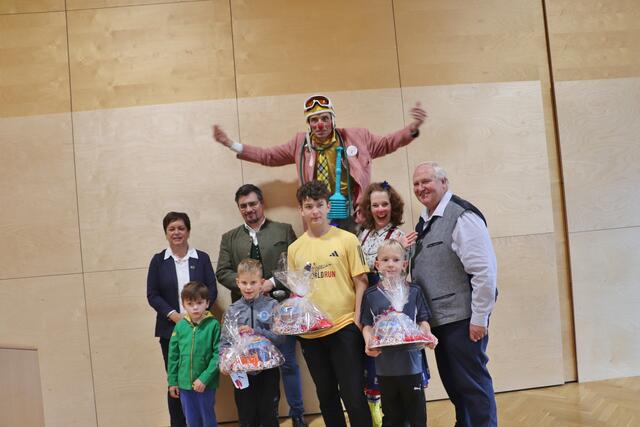 Die Gewinner der Kinder- und Jugendpreise mit Bgm. Waltraud Walch, Moderator Florian Mayer, Bgm. a.D. Toni Weber und den Rote Nasen-Clowns Dr. Franz Tube und Luisa. | Foto: Edith Ertl