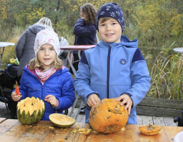 Emma und Florian schnitzten gruselige Kürbisse für Halloween. | Foto: Walter Kellner